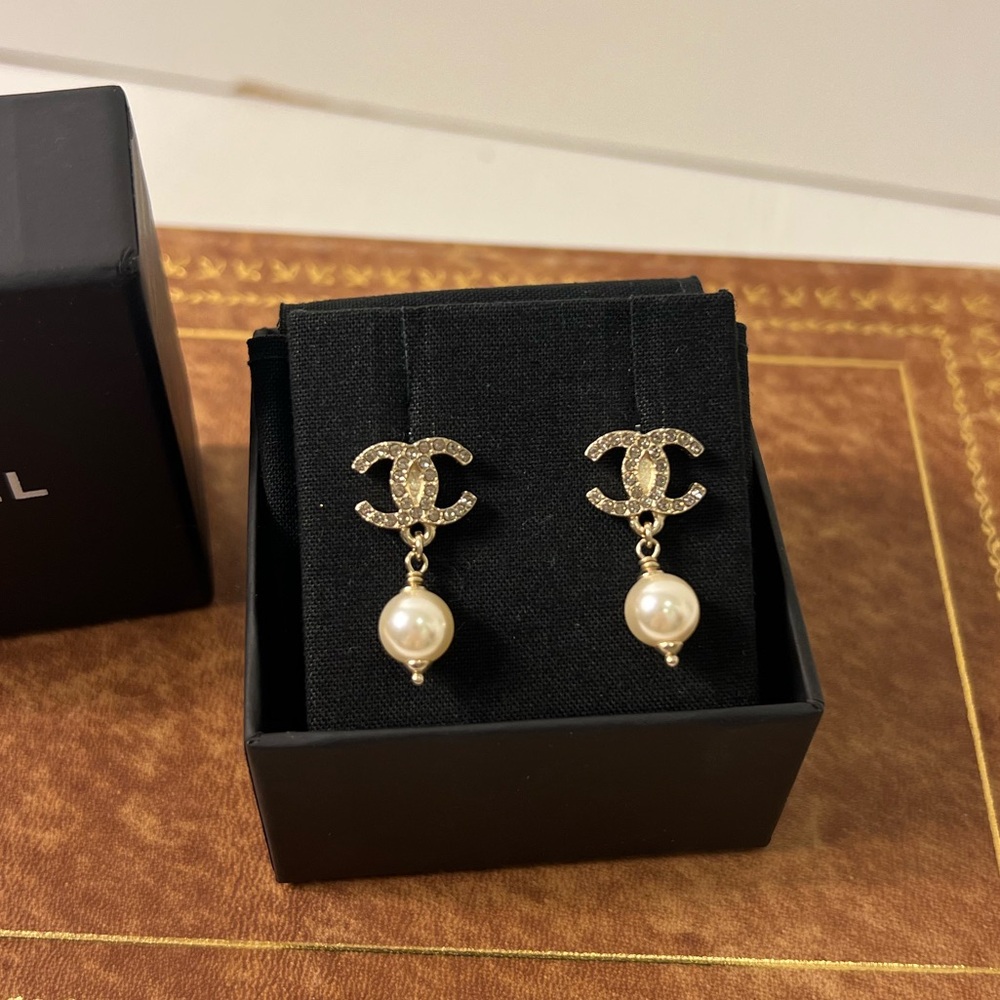 CHANEL CC CRYSTAL PEARL EARRINGS A23 V